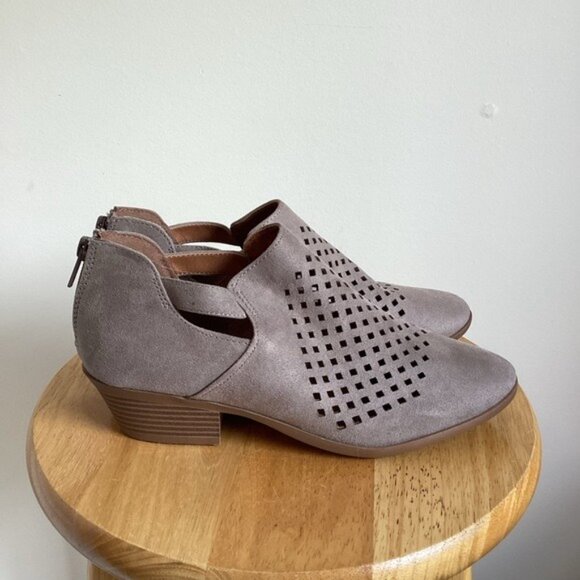 NWOT Soda Women's Gray/Taupe Cut-Out Ankle Booties With Back Zipper Size 8 - Picture 2 of 5